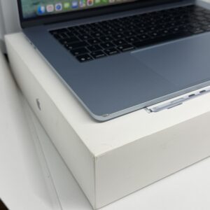 MacBook Air M4 15 inch 256GB blauw /zeer net /100% batt /garantie